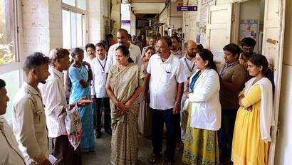 ಉಡುಪಿ ಜಿಲ್ಲಾಸ್ಪತ್ರೆಗೆ ಭೇಟಿ ನೀಡಿದ ಸಚಿವೆ ಶೋಭಾ ರೋಗಿಗಳೊಂದಿಗೆ ಮಾತನಾಡಿದರು. | Kannada Prabha